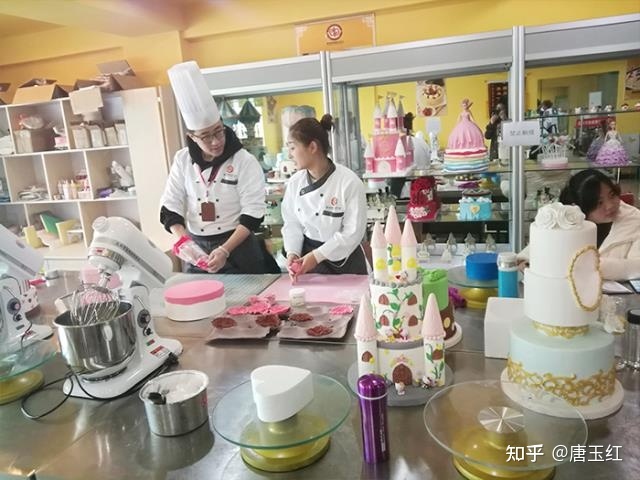 如何選擇優(yōu)質(zhì)的西點(diǎn)培訓(xùn)學(xué)校？餐飲技術(shù)咨詢?nèi)馕?></a></div>
<div   id=